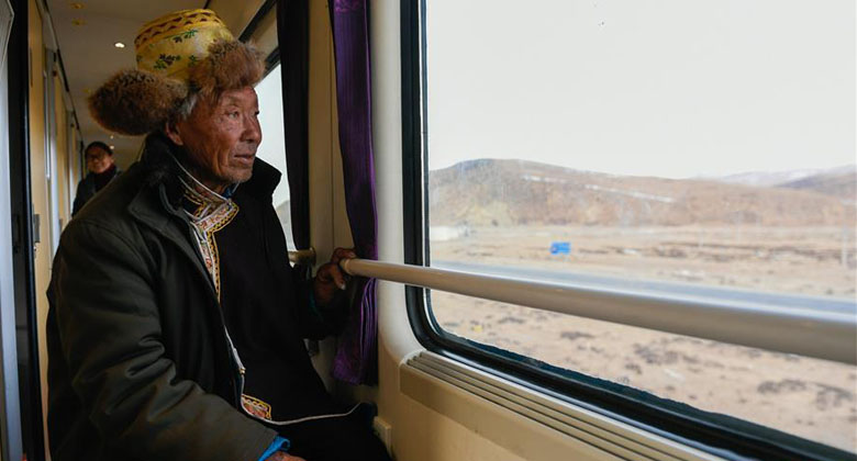 Bewundern Sie die Landschaft der Qinghai-Tibet-Eisenbahn