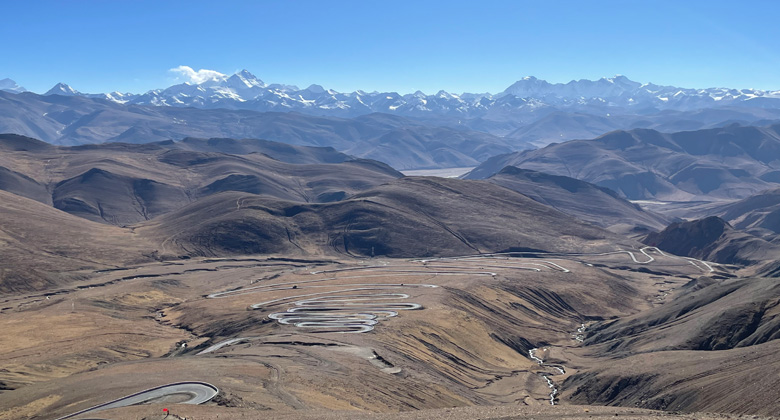 Die kurvenreiche Straße zum Everest Base Camp in Tibet