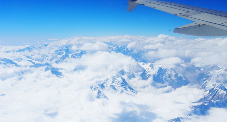 Über den Himalaya fliegen