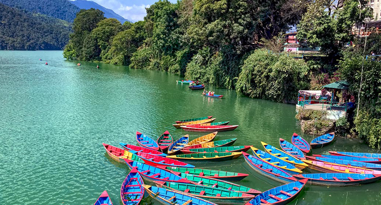 Nepal Pokhara Holzboote am Phewa See