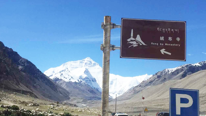 Eine großartige Aussicht auf den Mount Everest vom Rongbuk-Kloster