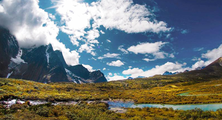 Attraktive Aussicht auf Gama Tal in der Herbstzeit