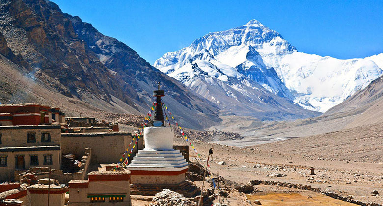Everest Base Camp und der umliegende Rongbu Tempel