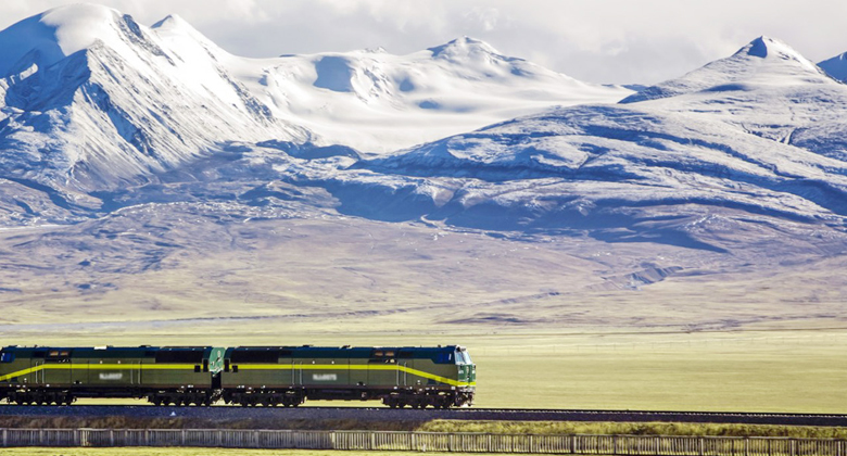 Die Fahrt mit dem Tibet Zug nach Peking bietet Ihnen eine atemberaubende Landschaft