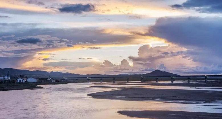 Wunderschöner Sonnenuntergang über der Tuotuo Fluss