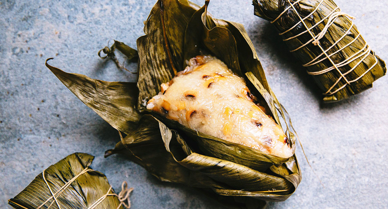 Zongzi beim Drachenbootfest essen