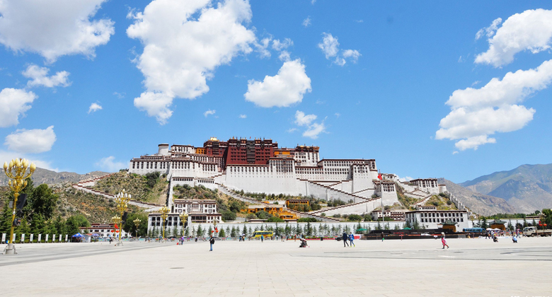 Auf dem Platz stehen und den Potala Palast beobachten