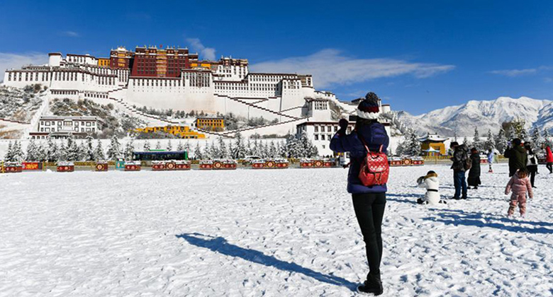 Potala Palast mit Schnee bedeckt