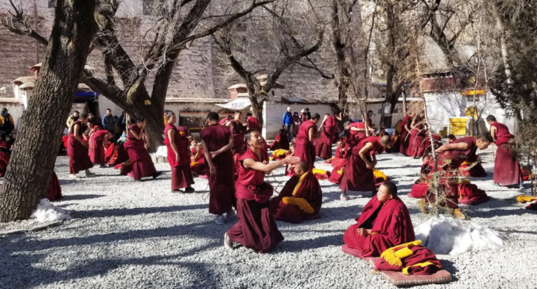 Tibet Sera Kloster Debatte im Winter