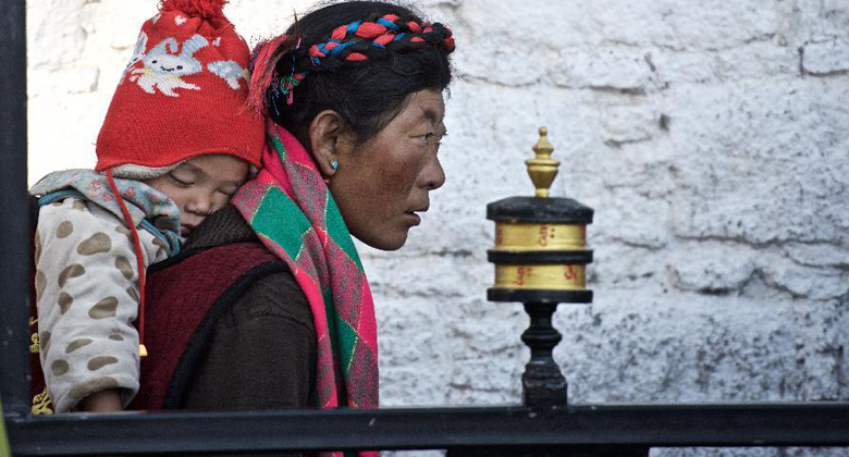 Tibetische buddhisten pilgern in lhasa