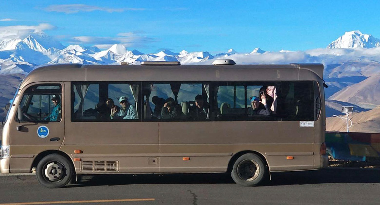 Reisende genießen das Tourfahrzeug auf dem Weg zum Mt. Kailash in Westtibet