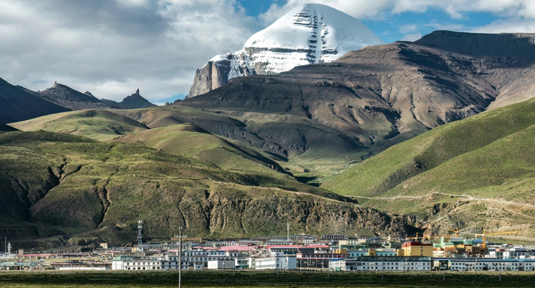 Das Dorf Darchen am Fuße des Berges Kailash