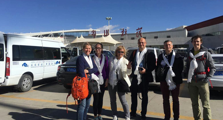 Greet visitors at Lhasa Gongga Airport