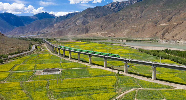 Hochgeschwindigkeitszug von Lhasa nach Nyingchi