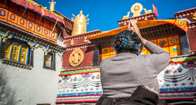 inheimische, die sich vor dem Jokhang-Tempel niederwerfen.