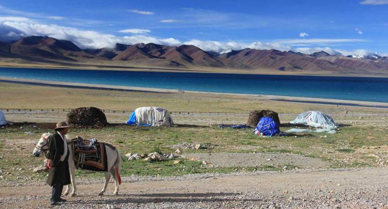 Saphirblauen Namtso See im Juli