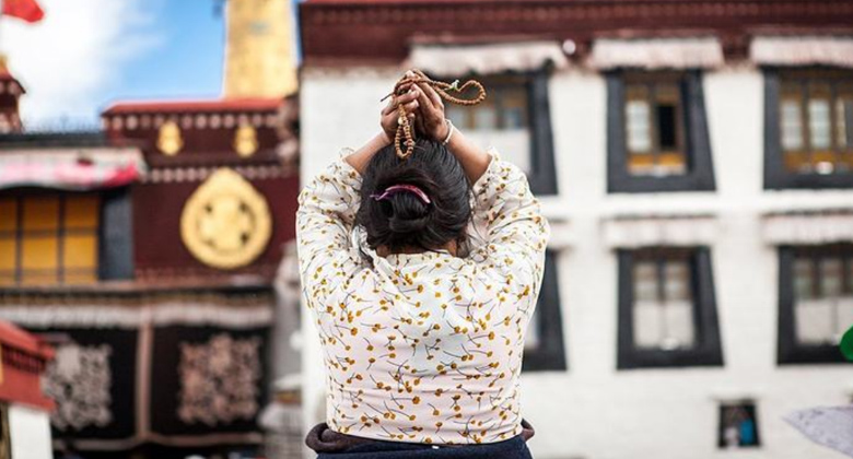 Die Tibeter pilgern im Januar vor dem Jokhang-Tempel