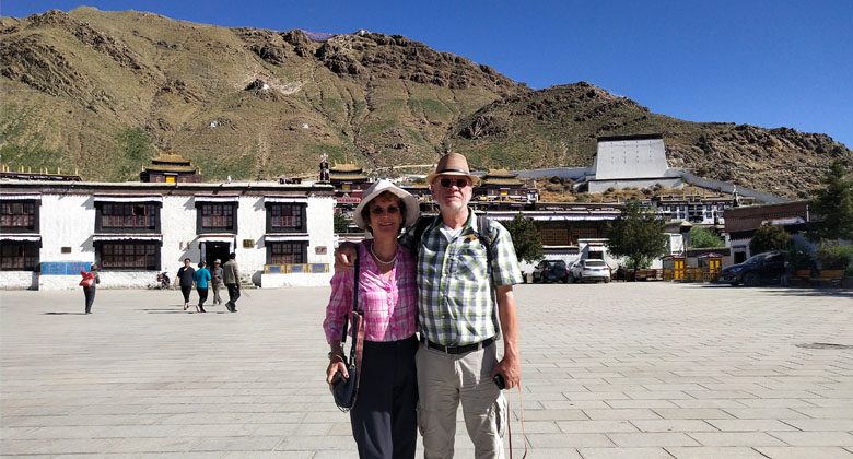 Warmes Sonnenlicht des Tashilhunpo Klosters im Juli