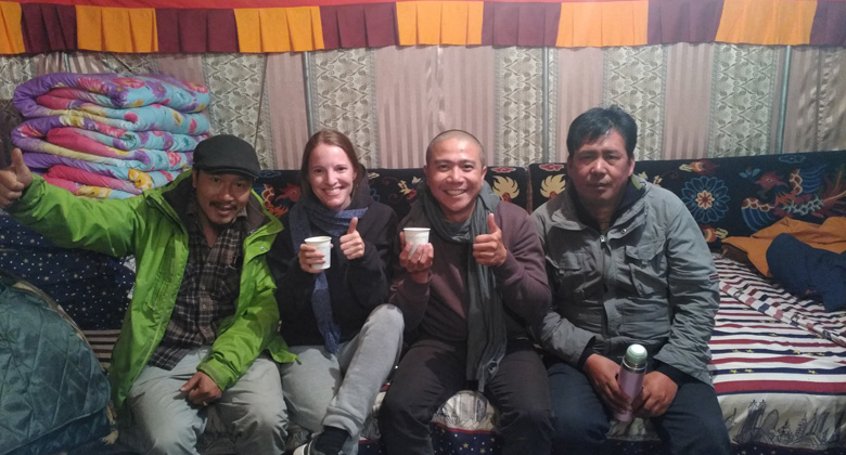 Genießen Sie ein heißes Getränk im Tibet EBC Guesthouse